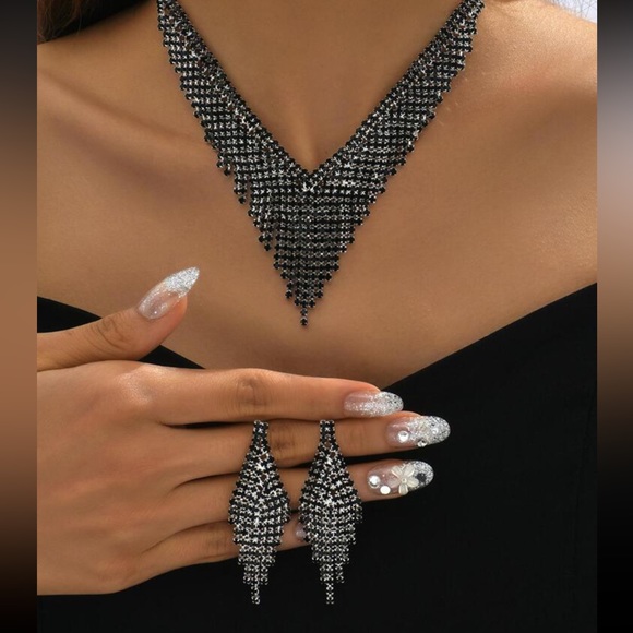 Gorgeous Rhinestone Statement Necklace & Earrings Set - Picture 3 of 4